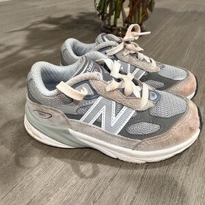 Kids NEW BALANCE Gray and White Sneakers SZ 10